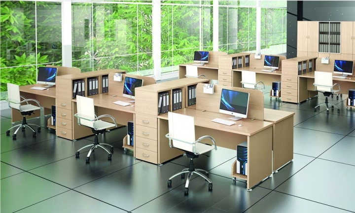 Мебель состоит из компьютерных столов, регулируемых офисных стульев. Граница между рабочими местами заполнена небольшими шкафами, снабженными как выдвижными ящиками, так и открытыми полками. Мест для хранения хватает, но пространство не выглядит загроможденным