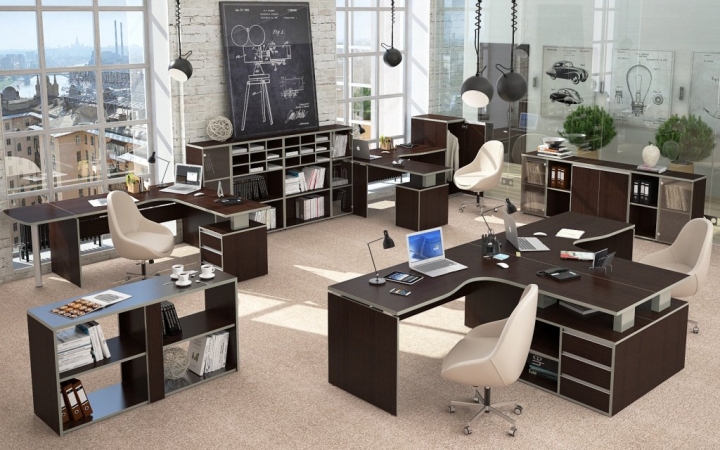 Мебельная группа темно-коричневого цвета состоит из рабочих угловых столов с местами для хранения, отдельно стоящих шкафов с открытыми полками. Дополняется офис грифельной доской