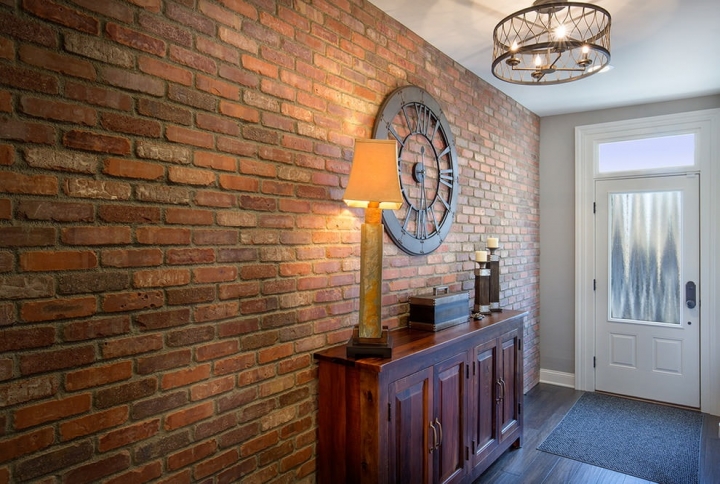 Кирпичная стена и элементы декора в ретро-стиле придают атмосферу Лофт стиля в прихожей