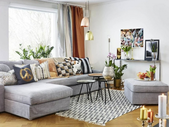 Скандинавская гостиная с серым диваном