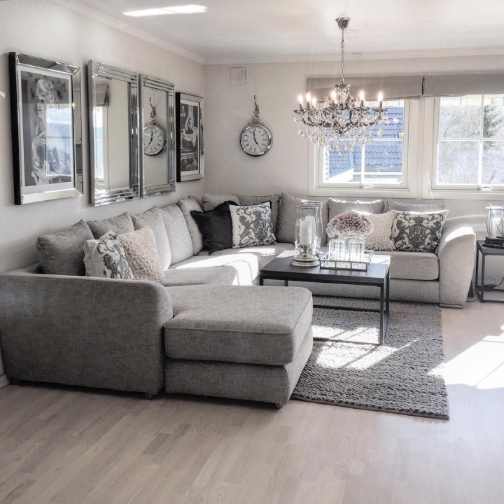 Многоместный серый диван в гостиной