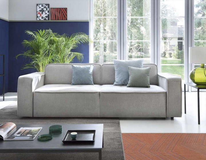 Светло-серый диван в интерьере комнаты