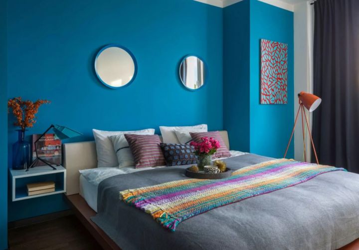 Спальня с синими стенами