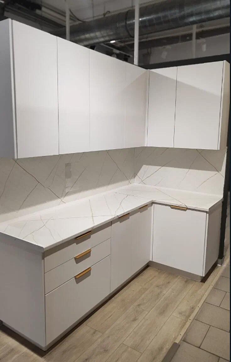 Кухня угловая Фьюжн Silky White/Белый 2350*2200/1200*600 Выставочный образец Новокосино
Кухня угловая Фьюжн Silky White/Белый 2350*2200/1200*600 Выставочный образец Новокосино