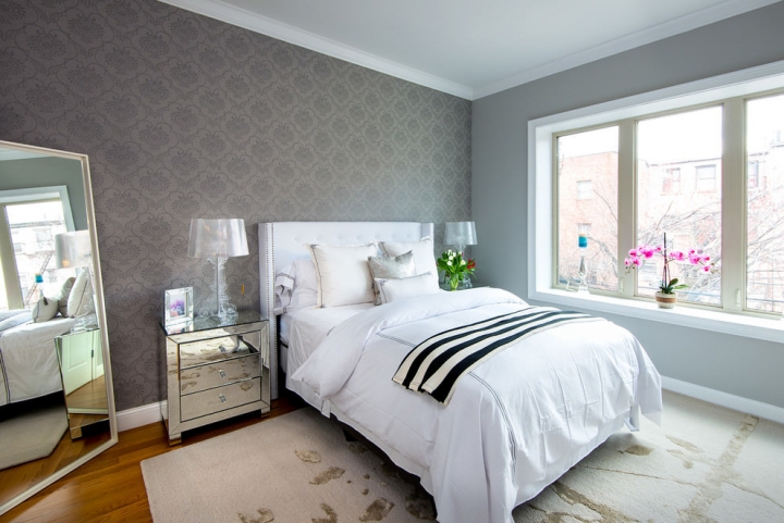 Дизайн белой спальни с серыми обоями