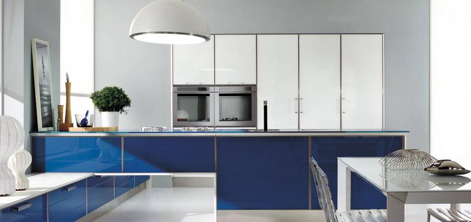 Бело-синяя кухня: стили, восприятие цвета, кому понравится