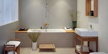Как недорого отделать стены и потолок в ванной?