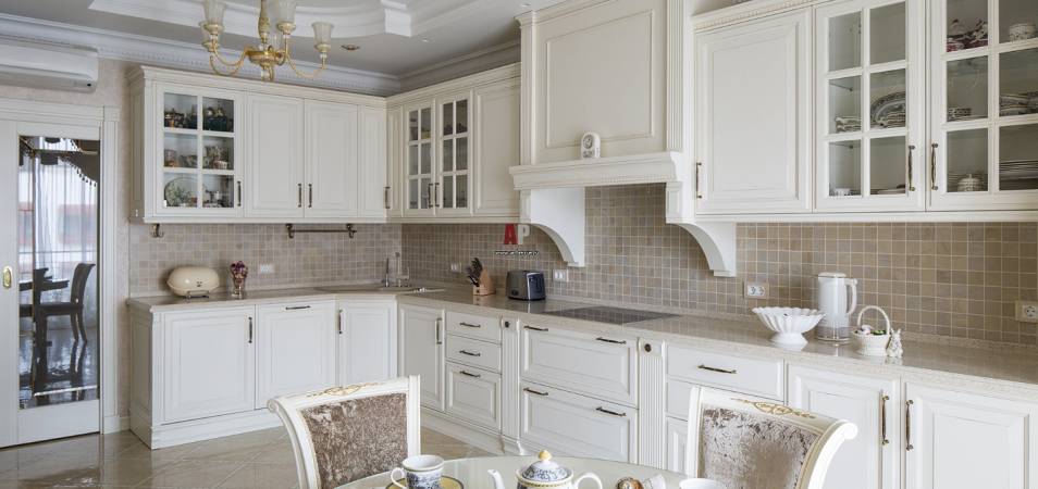 Белые кухни в классическом стиле 2023: 300 фото самых красивых белых кухонь в интерьере
