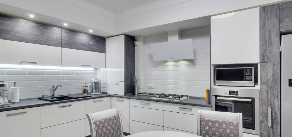 Лучшие идеи дизайна кухни в серо-белых тонах: фото реальных интерьеров и советы