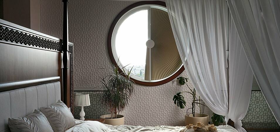 Кровать напротив зеркала в спальне: все за и против, приметы и поверья, оптимальные варианты с фото 