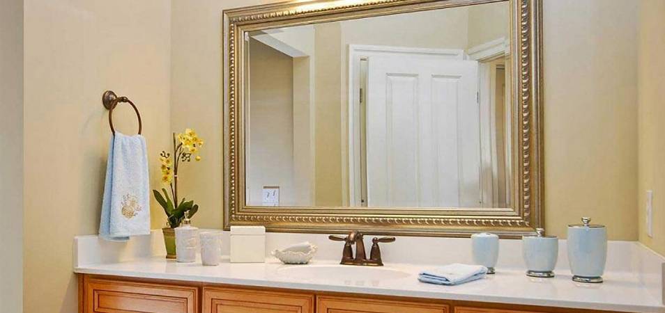 Правильный уход за зеркалом в ванной комнате