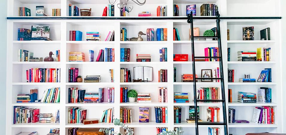 Как правильно выбрать книжный шкаф для домашней библиотеки: виды, размеры, реальные фото в интерьере