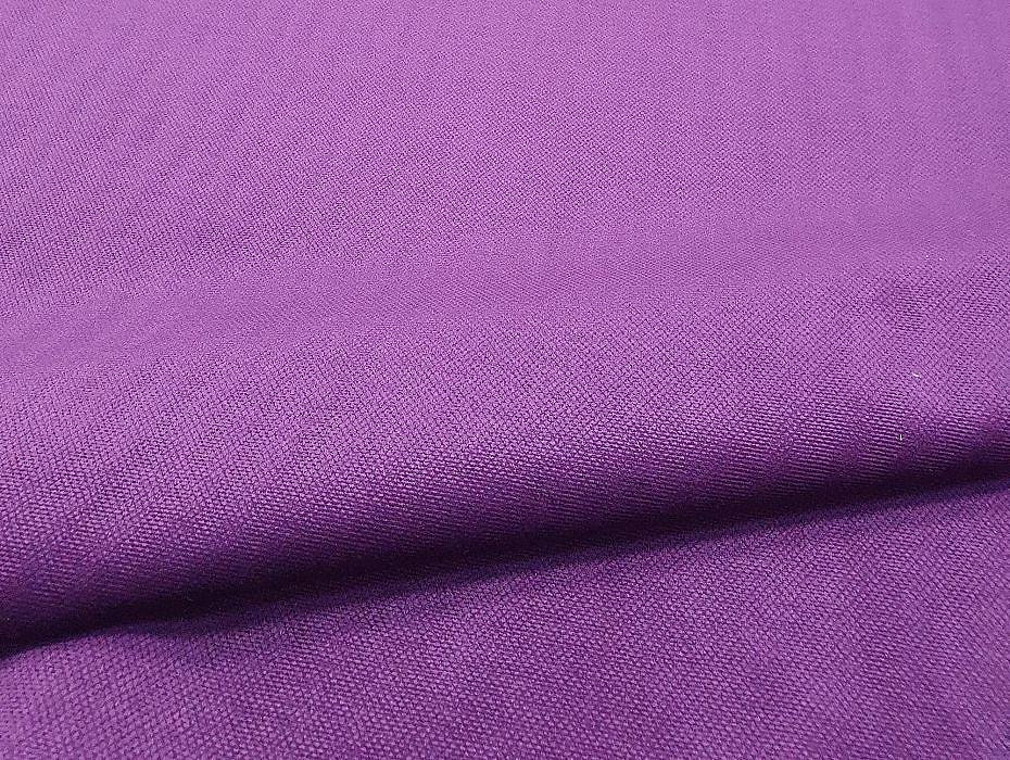 Диван с фиолетовыми подушками