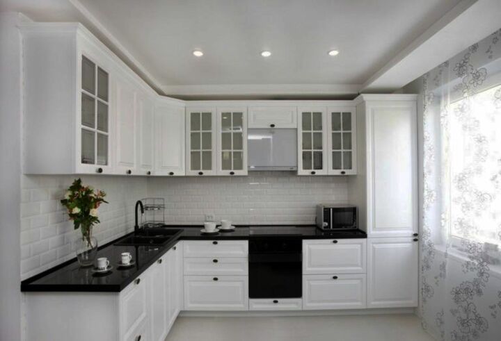 Белая кухня с коричневой столешницей (63 фото)