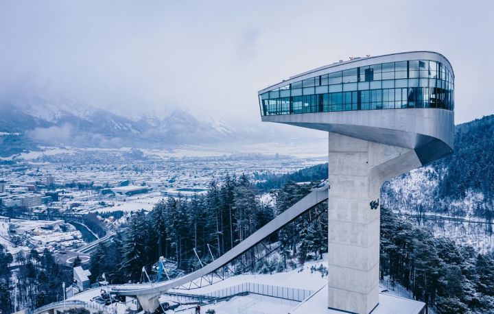 Лыжный трамплин с панорамным рестораном на вершине башни от незабвенной Захи Хадид на холме Бергизел в Инсбруке