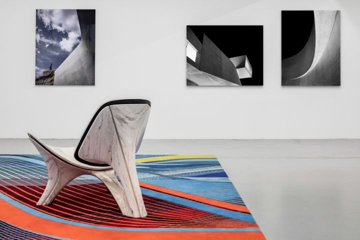 Ковер и удобное кресло для любителей современного дизайна
