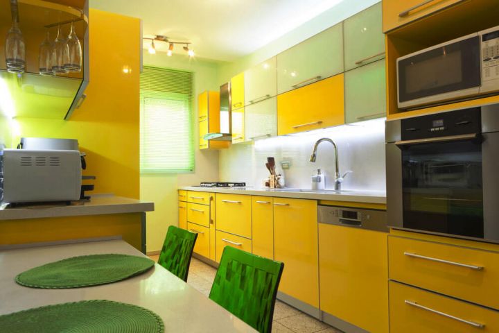 Интерьер кухни в желтых цветах