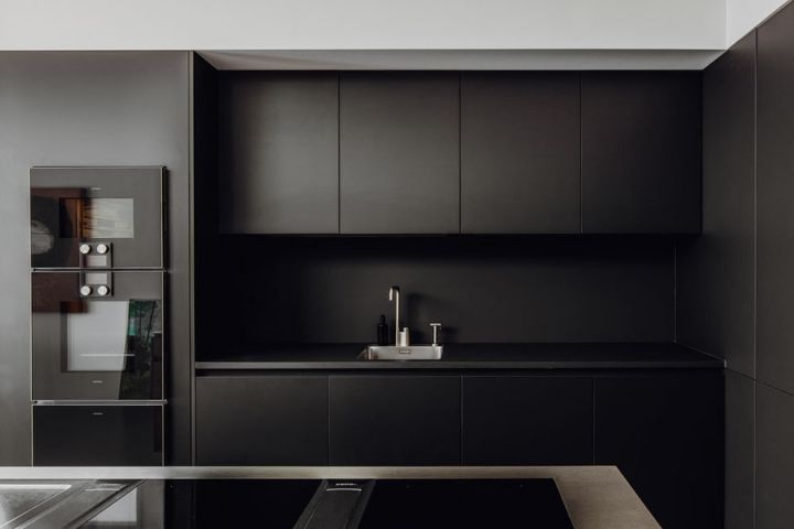 Дизайн кухни в черном цвете: реальные фото примеры интерьеров