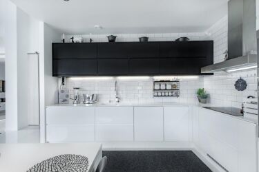 130 идей дизайна белой кухни с черной столешницей