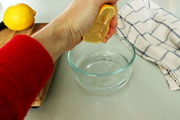Лимонный сок всегда приходит на помощь в уборке