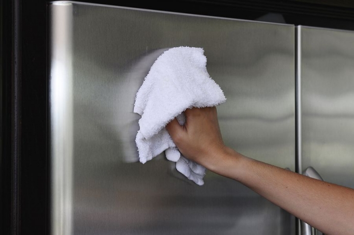 Протираем внешние поверхности холодильника