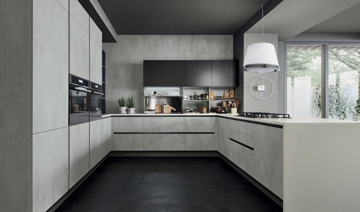 Светло-серая угловая кухня с черными навесными шкафами