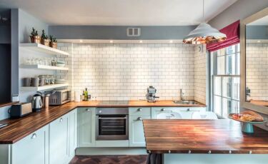 Кухня без навесных шкафов классический стиль