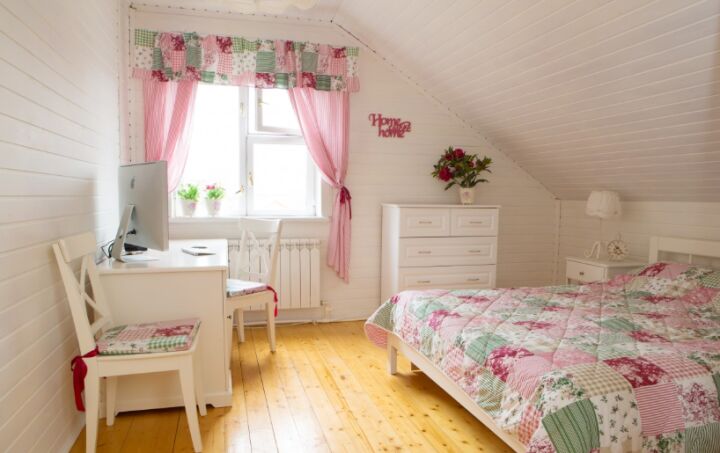 Романтический стиль спальной комнаты в дачном доме