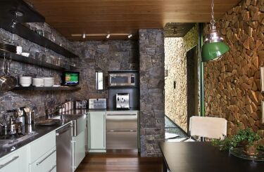 Стены на кухне: современный дизайн отделки (35 реальных фото)