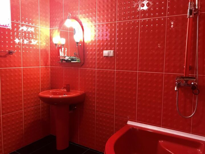 Красная ванная комната, сочетания цветов - 35 Фото интерьеров