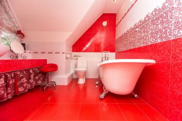 Красный цвет в дизайне ванной комнаты: особенности применения и сочетания