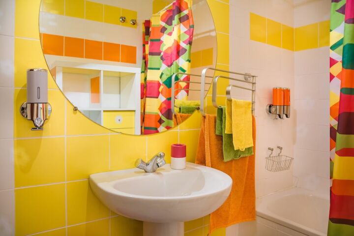 Желто-оранжевые яркие цвета в дизайне ванной