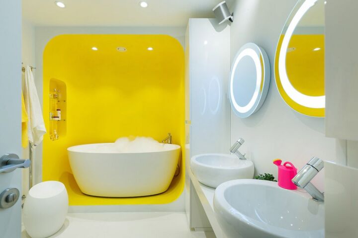 Яркий желтый цвет в белой ванной