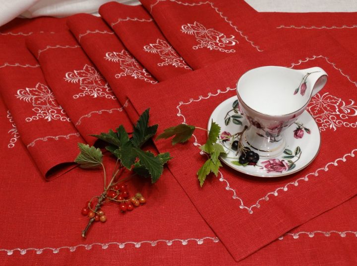Льняные дорожка и салфетки