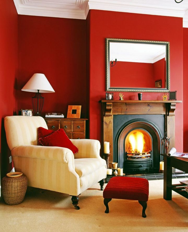 Стены в насыщенном красном цвете с контрастным креслом