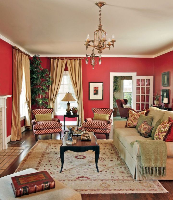 Гостиная в светло-красных тонах: покраска стен, рисунок на обивке мебели