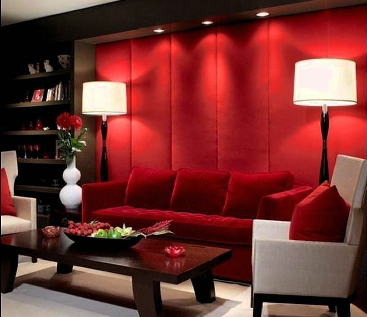 Гостиная с красной стеной и диваном и темным деревом