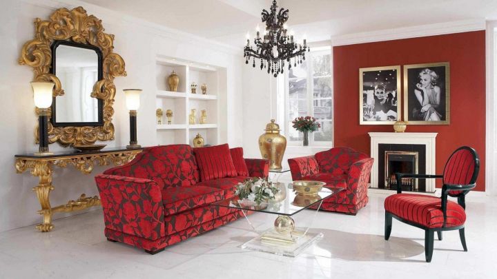 Гостиная с позолотой и мебелью в красных тонах