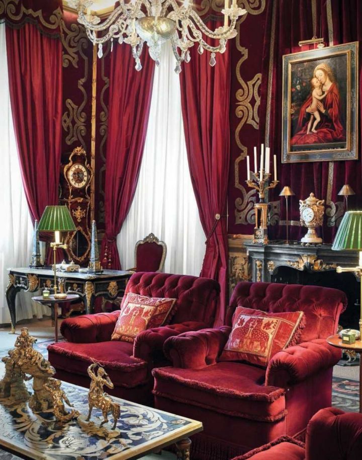 Интерьер гостиной с темно-красной мебелью и драпировками