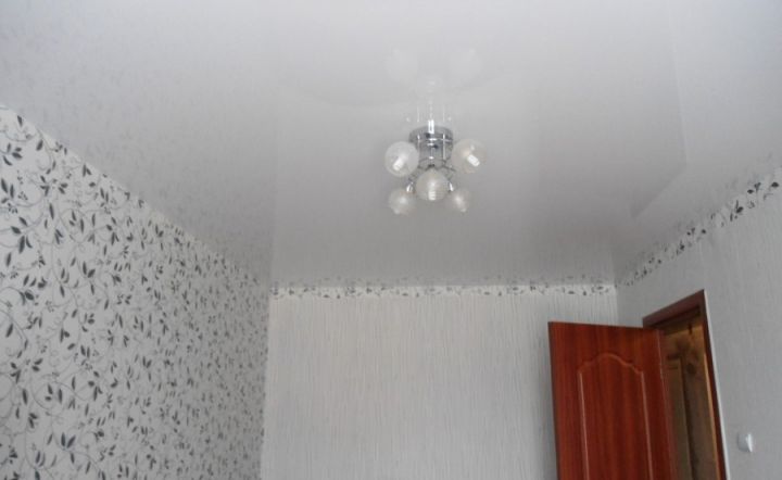 Окрашенный глянцевый потолок