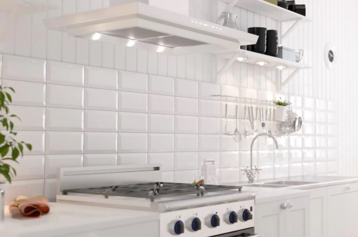 Практичная белая плитка для кухонного фартука