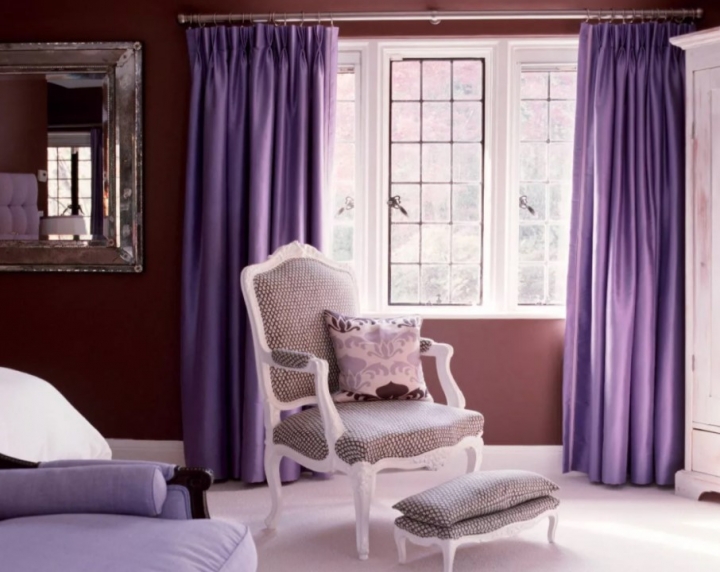 Фиолетовые шторы для спальни эффектный декор
