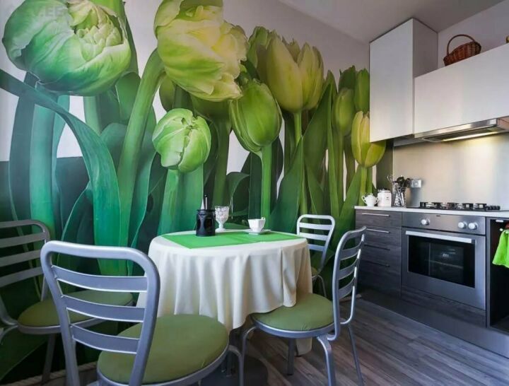 Фотообои с махровыми тюльпанами около кухонного стола
