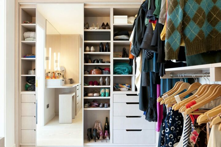 Зачем обустраивать шкаф-гардеробную: плюсы и минусы решения