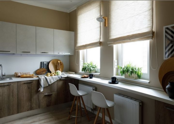 Дизайн маленькой кухни с обеденной зоной у окна