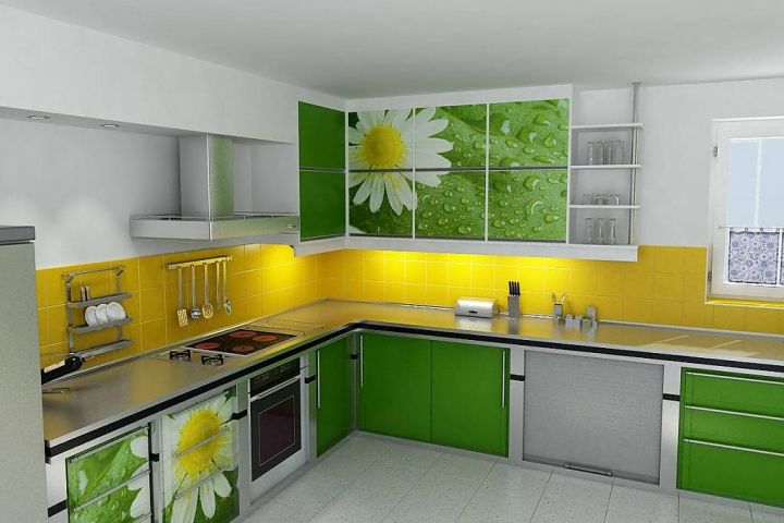 Яркий дизайн кухни с желтым фартуком