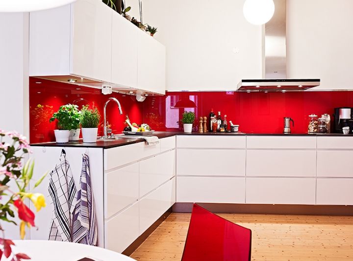 Яркий красный в интерьере кухни
