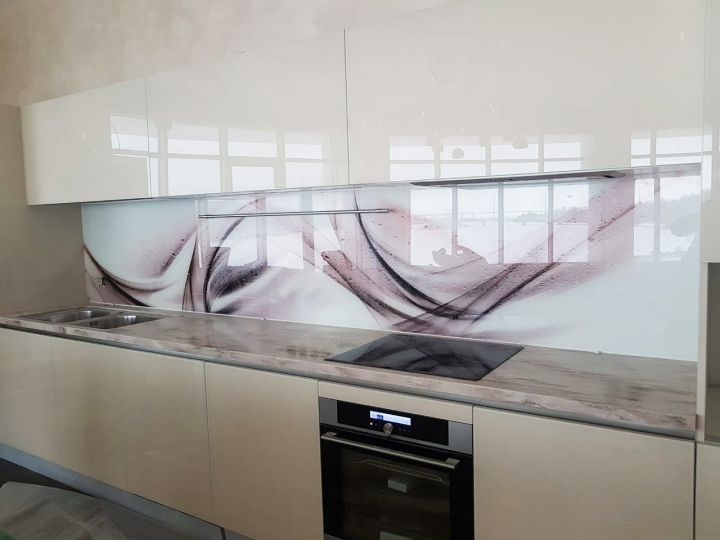 Применение стеклянного фартука в кухне