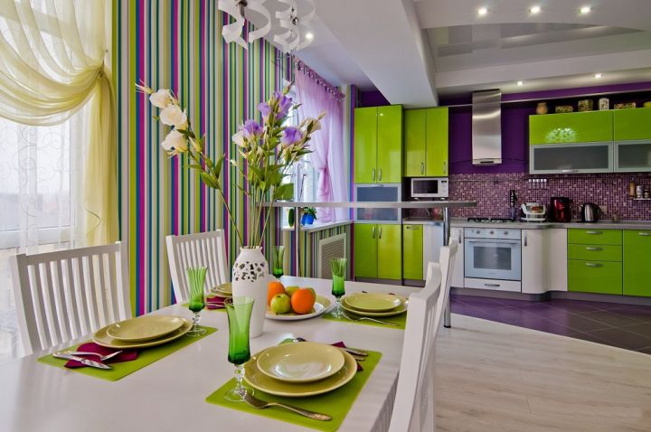 Интересная цветовая композиция со шторами на кухне современного стиля
