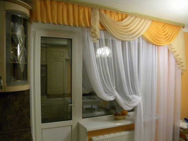 Асимметричные шторы создают необычный образ интерьера на кухне